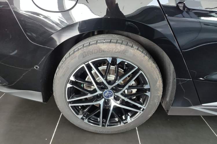 Used BYD Han 2025 Model EV Intelligent Driving Edition 635KM Flagship Right Rear Wheel Hub