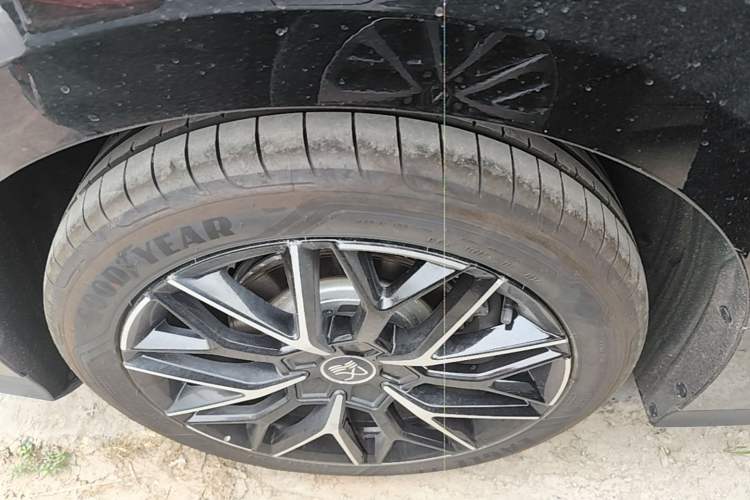 Used BYD Han 2025 DM-i Smart Drive 125KM Prestige Model Right Rear Wheel Hub