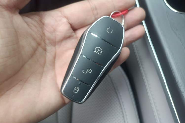 Used BYD Han 2025 EV Intelligent Driving Edition 701KM LiDAR Flagship Model Vehicle Key