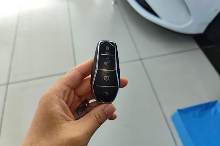 Used BYD Han 2025 Model EV Intelligent Driving Edition 635KM Flagship Vehicle Key