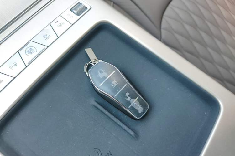 Used BYD Han 2025 DM-i Intelligent Driving Edition 245KM Prestigious Edition Vehicle Key
