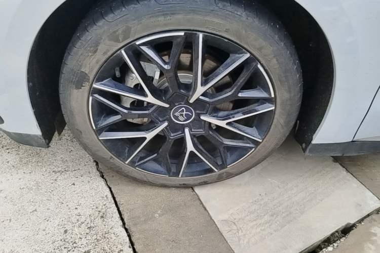 Used BYD Han 2025 DM-i 125KM Prestige Model Left Front Wheel Hub
