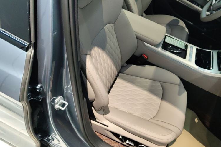 Used BYD Han 2025 DM-i Intelligent Driving Edition 245KM Prestigious Edition Right Front Seat