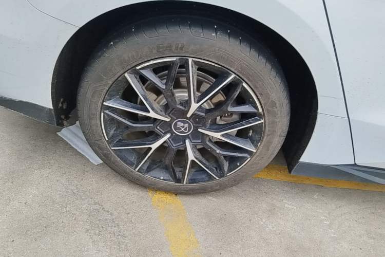 Used BYD Han 2025 DM-i 125KM Prestige Model Right Rear Wheel Hub