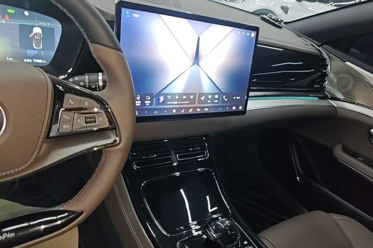 Used BYD Han 2025 DM-i 125KM Elite Model Audio And AC Panel