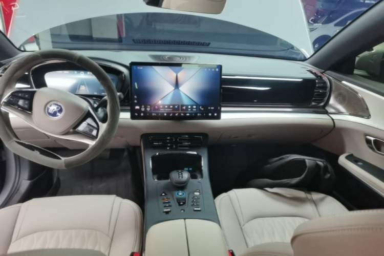 Used BYD Han 2025 EV 605KM Prestige Model Audio And AC Panel