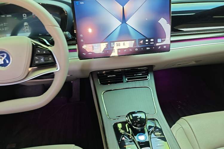 Used BYD Han 2025 EV Intelligent Driving Edition 701KM LiDAR Flagship Model Audio And AC Panel