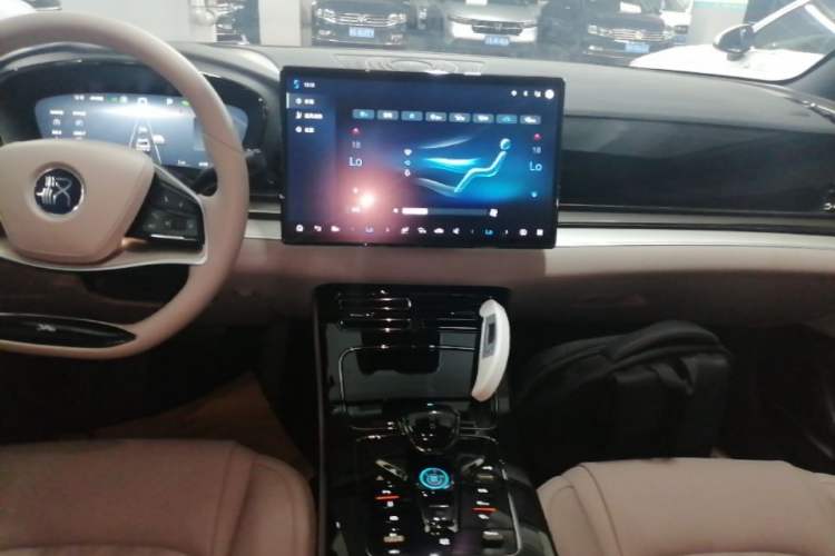 Used BYD Han 2025 DM-i 125KM Elite Model Audio And AC Panel