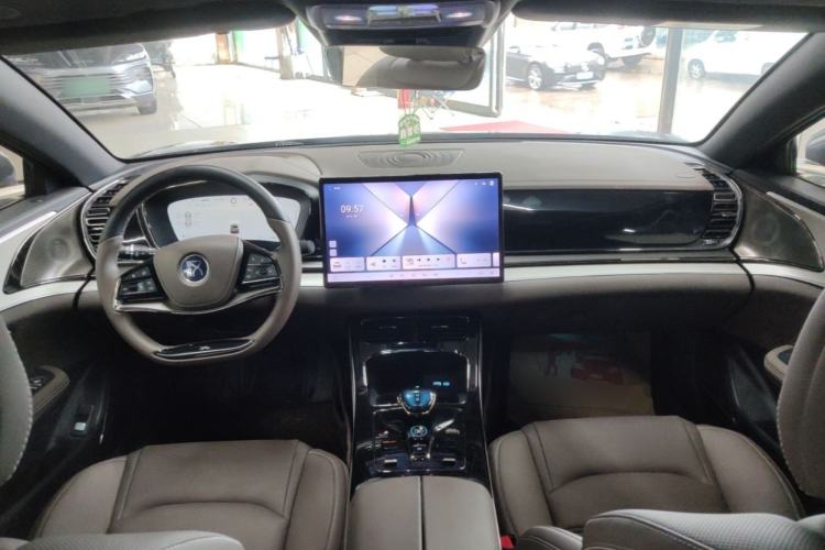 Used BYD Han 2025 DM-i 125KM Comfort Model Center Console