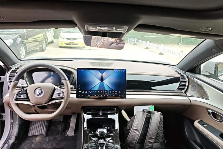 Used BYD Han 2025 DM-i 125KM LiDAR-Powered Intelligent Driving Model Center Console