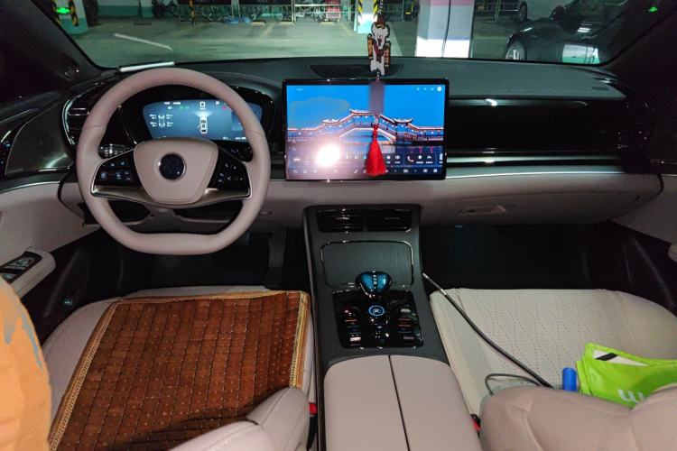 Used BYD Han 2025 EV with 701 km of Laser Radar-Enabled Intelligent Driving Center Console