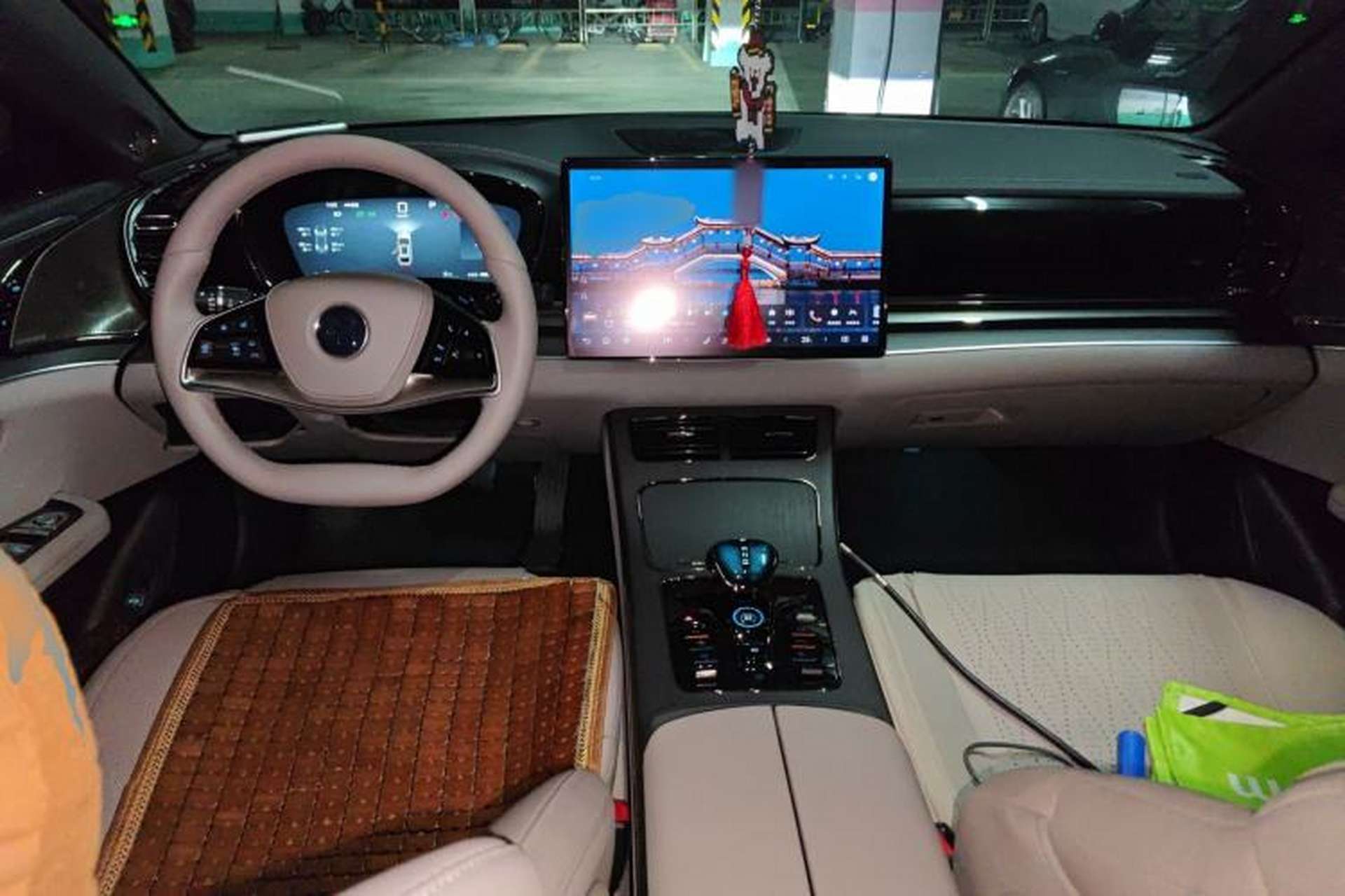 Used BYD Han 2025 EV with 701 km of Laser Radar-Enabled Intelligent Driving Center Console