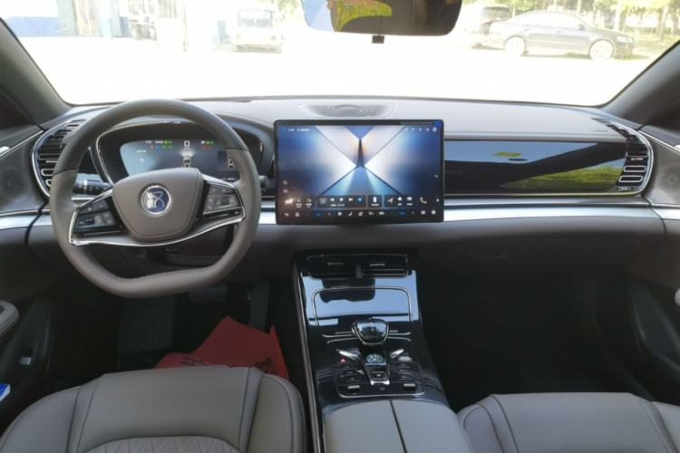 Used BYD Han 2025 DM-i Intelligent Driving Edition 125KM Prestige Model Center Console