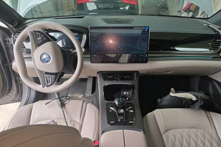 Used BYD Han 2025 EV with 701 km of Laser Radar-Enabled Intelligent Driving Center Console