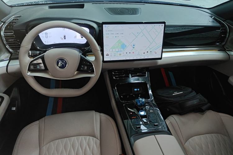 Used BYD Han 2025 DM-i Intelligent Driving Edition 125KM Prestige Model Center Console