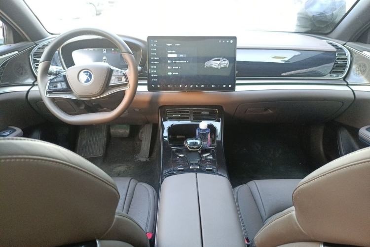 Used BYD Han 2025 DM-i Intelligent Driving Edition 125KM Prestige Model Center Console