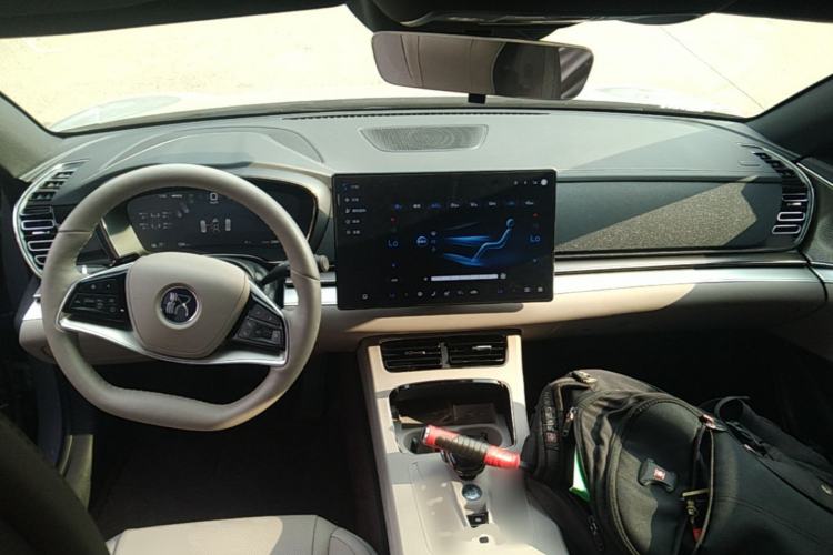 Used BYD Han 2025 EV Intelligent Driving Edition 605KM Prestige Model Center Console