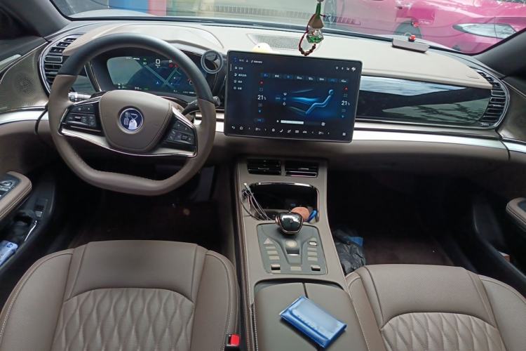 Used BYD Han 2025 DM-i Smart Drive 125KM Prestige Model Center Console