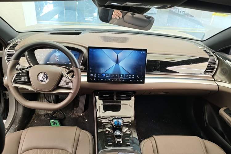Used BYD Han 2025 DM-i Intelligent Driving Edition 125KM Prestige Model Center Console