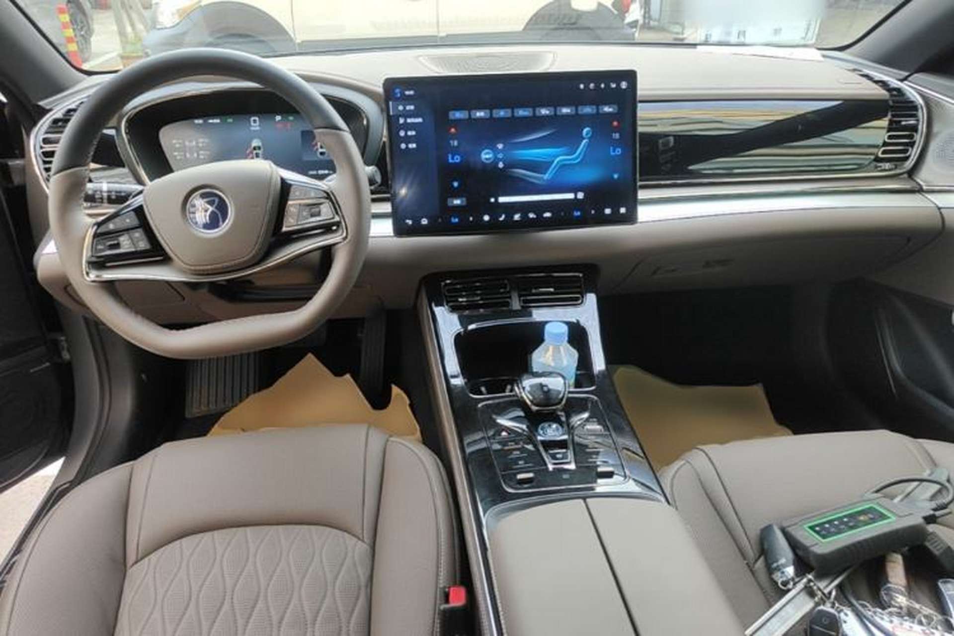 Used BYD Han 2025 DM-i Intelligent Driving Edition 125KM Prestige Model Center Console