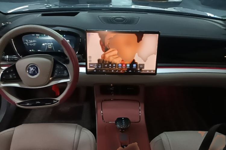Used BYD Han 2025 EV Intelligent Driving Edition 605KM Prestige Model Center Console