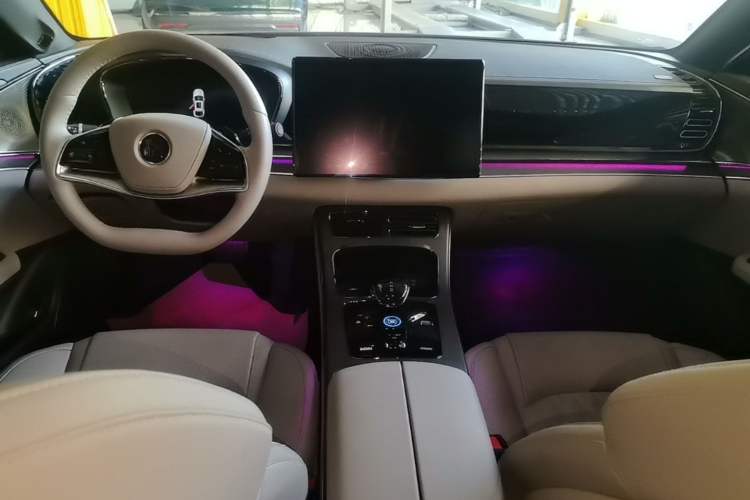 Used BYD Han 2025 EV with 701 km of Laser Radar-Enabled Intelligent Driving Center Console