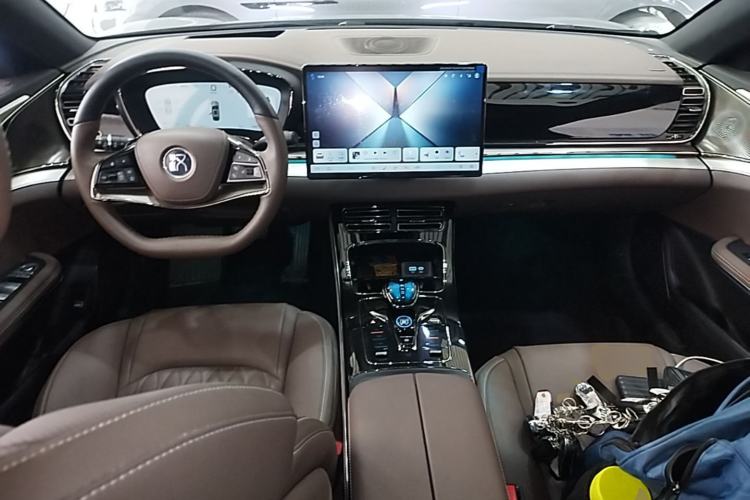 Used BYD Han 2025 DM-i Intelligent Driving Edition 125KM Prestige Model Center Console