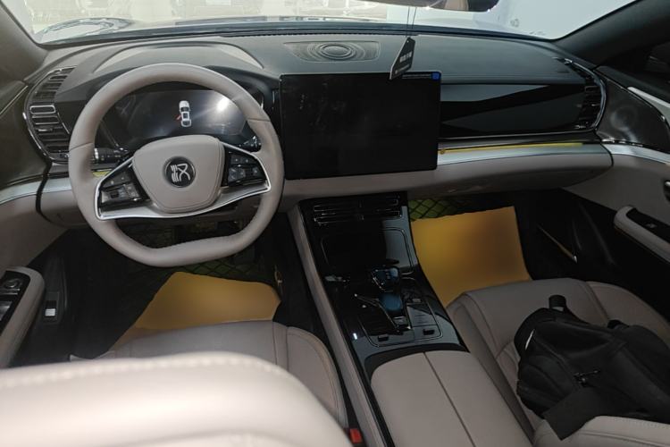 Used BYD Han 2025 DM-i Smart Drive 125KM Elite Model Center Console