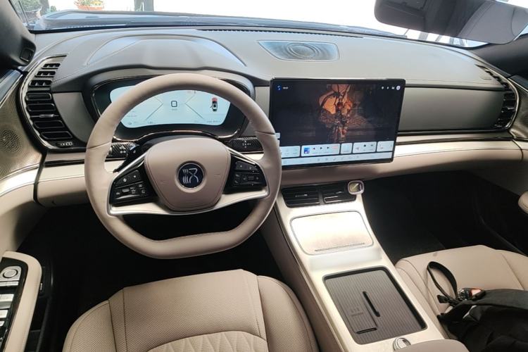Used BYD Han 2025 Model EV Intelligent Driving Edition 635KM Flagship Center Console
