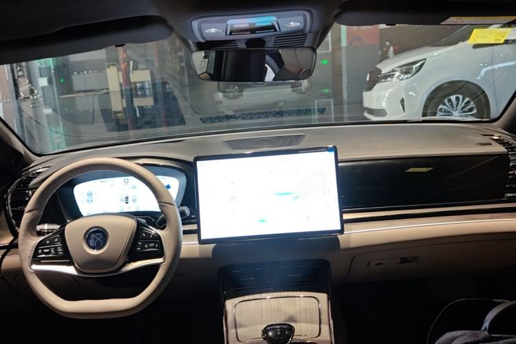 Used BYD Han 2025 EV with 701 km of Laser Radar-Enabled Intelligent Driving Center Console