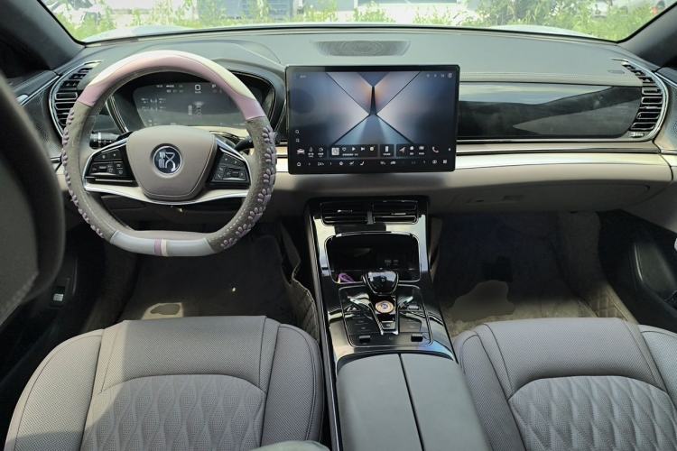 Used BYD Han 2025 DM-i Smart Drive 125KM Prestige Model Center Console