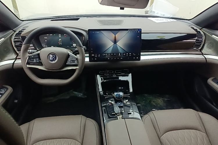Used BYD Han 2025 DM-i Intelligent Driving Edition 125KM Prestige Model Center Console