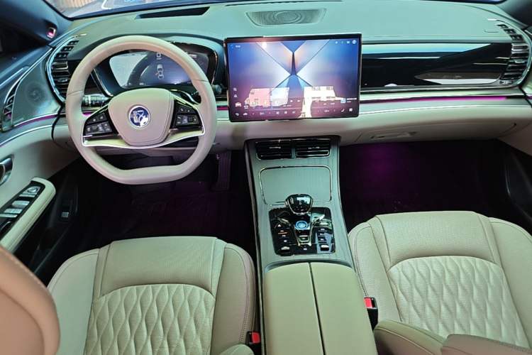 Used BYD Han 2025 EV Intelligent Driving Edition 701KM LiDAR Flagship Model Center Console