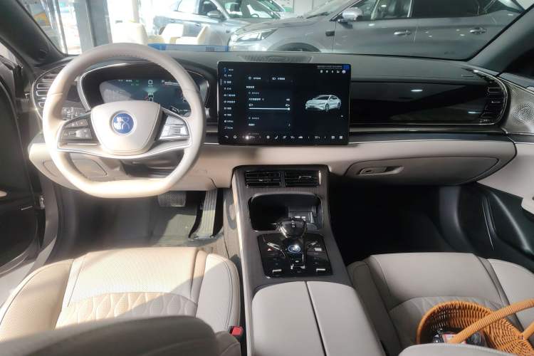 Used BYD Han 2025 DM-i Intelligent Driving Edition 125KM LiDAR Flagship Model Center Console