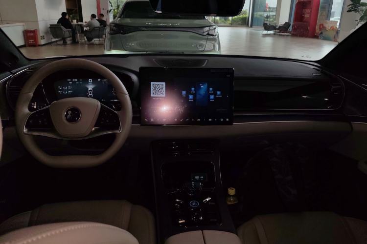 Used BYD Han 2025 EV with 701 km of Laser Radar-Enabled Intelligent Driving Center Console