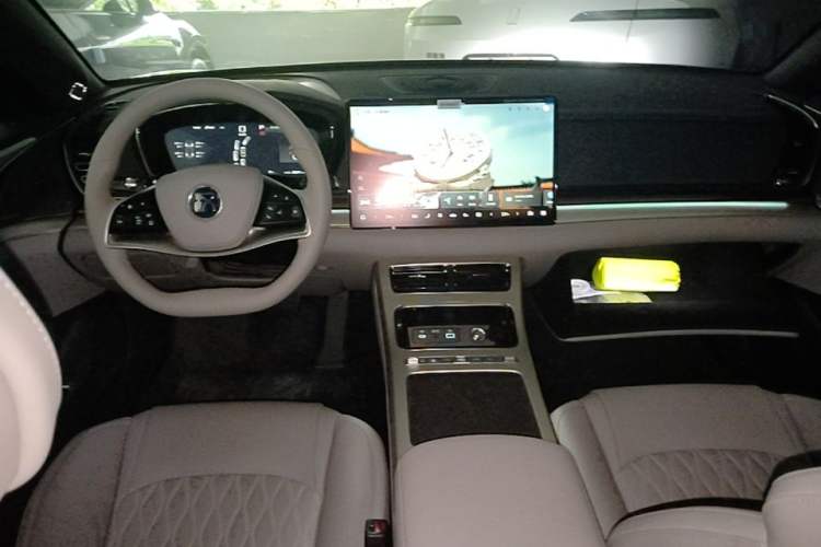 Used BYD Han 2025 Model EV Intelligent Driving Edition 635KM Flagship Center Console