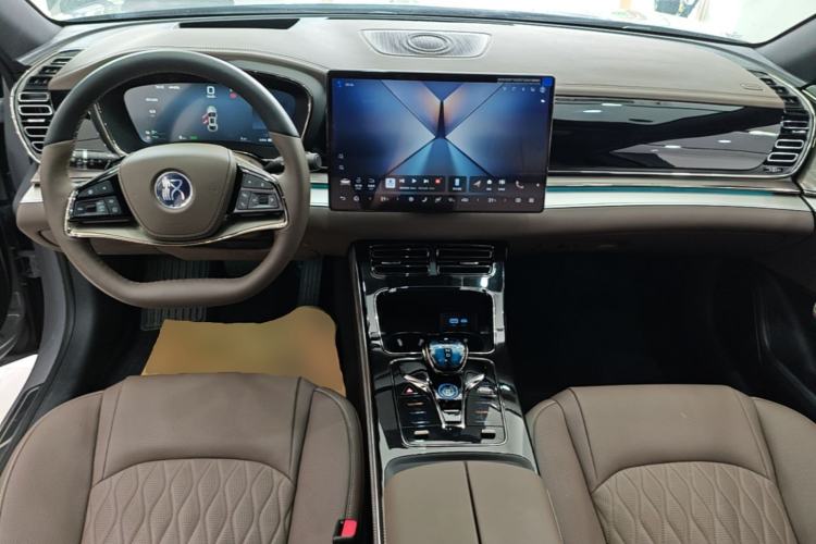 Used BYD Han 2025 DM-i Intelligent Driving Edition 125KM Prestige Model Center Console