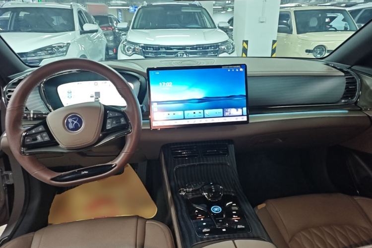 Used BYD Han 2025 DM-i 125KM Elite Model Center Console