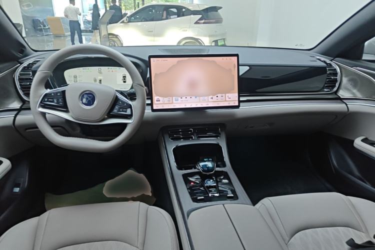 Used BYD Han 2025 EV with 701 km of Laser Radar-Enabled Intelligent Driving Center Console