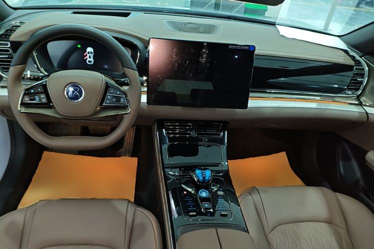 Used BYD Han 2025 DM-i Intelligent Driving Edition 125KM Prestige Model Center Console