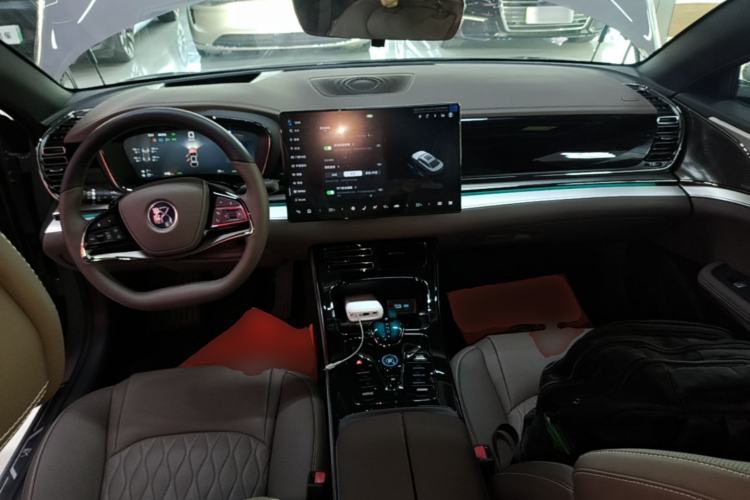 Used BYD Han 2025 DM-i Intelligent Driving Edition 125KM Prestige Model Center Console
