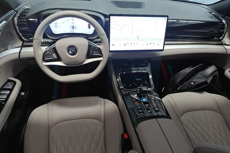 Used BYD Han 2025 DM-i Intelligent Driving Edition 125KM Prestige Model Center Console