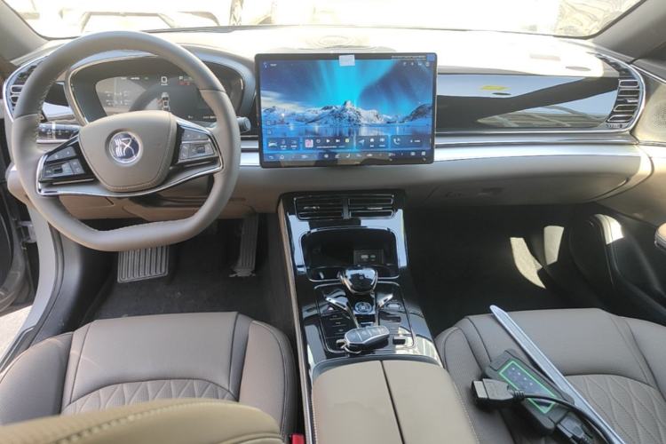 Used BYD Han 2025 DM-i Intelligent Driving Edition 125KM Prestige Model Center Console