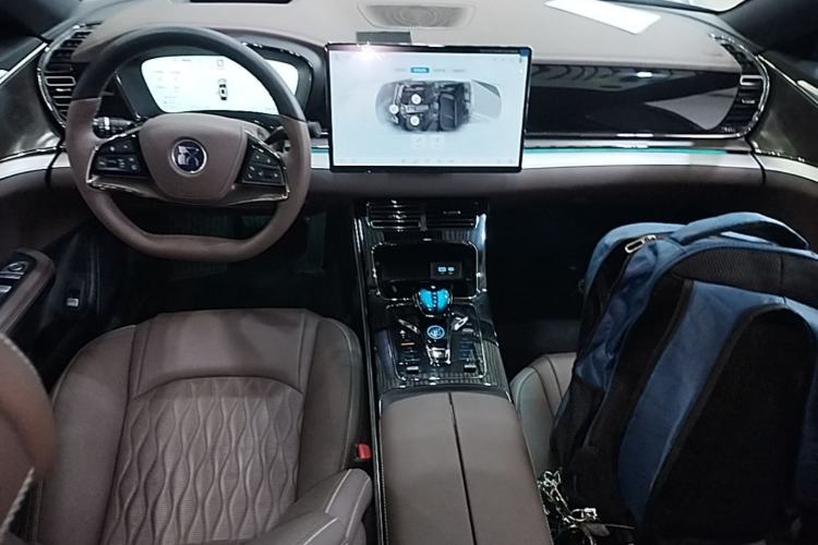 Used BYD Han 2025 DM-i Intelligent Driving Edition 125KM Prestige Model Center Console