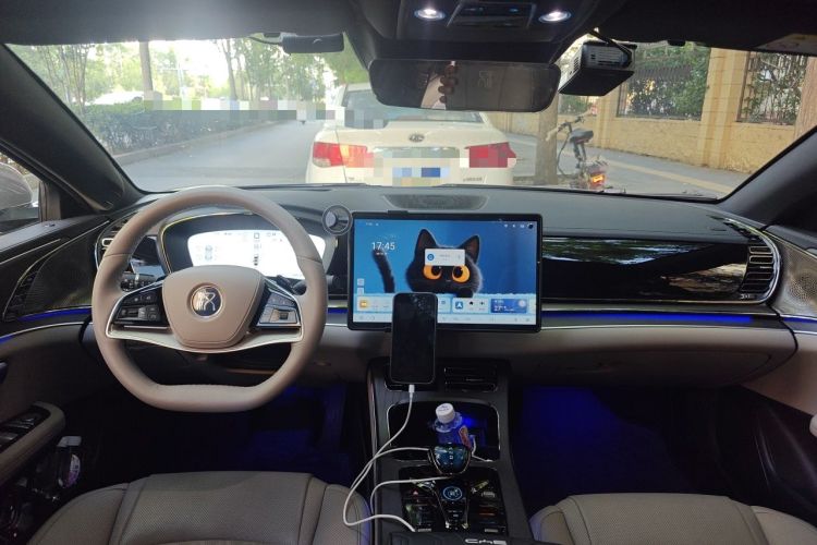 Used BYD Han 2025 EV with 701 km of Laser Radar-Enabled Intelligent Driving Center Console
