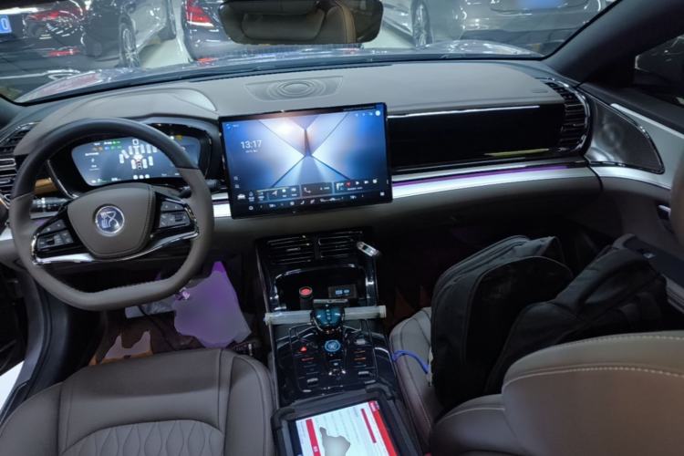 Used BYD Han 2025 EV Intelligent Driving Version 506KM Prestige Model Center Console