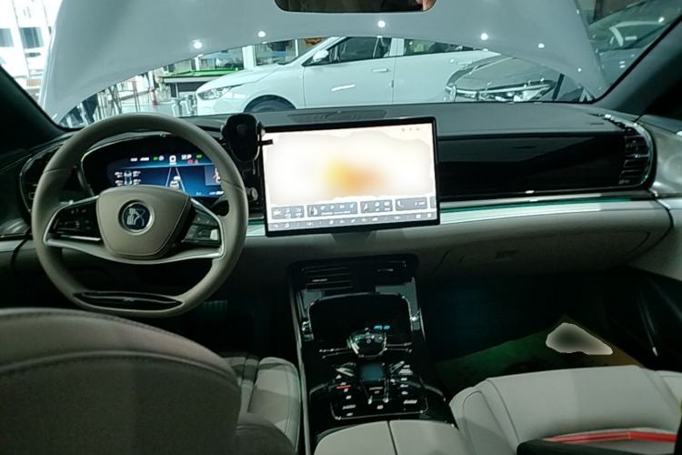 Used BYD Han 2025 DM-i Smart Drive 125KM Elite Model Center Console