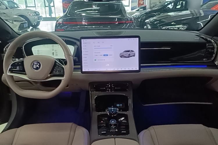 Used BYD Han 2025 EV with 701 km of Laser Radar-Enabled Intelligent Driving Center Console
