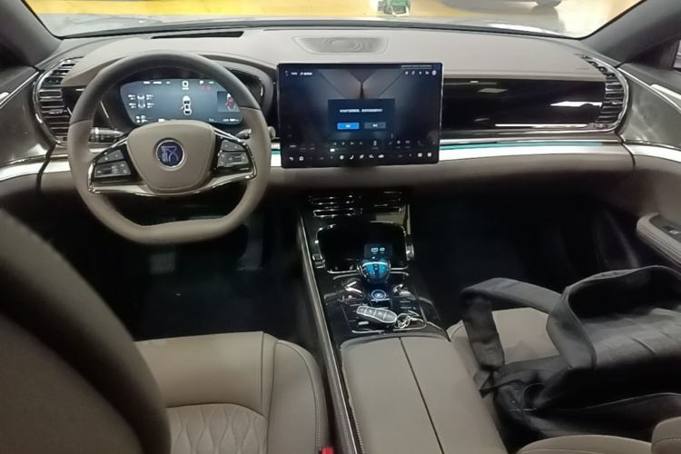 Used BYD Han 2025 DM-i Intelligent Driving Edition 125KM Prestige Model Center Console