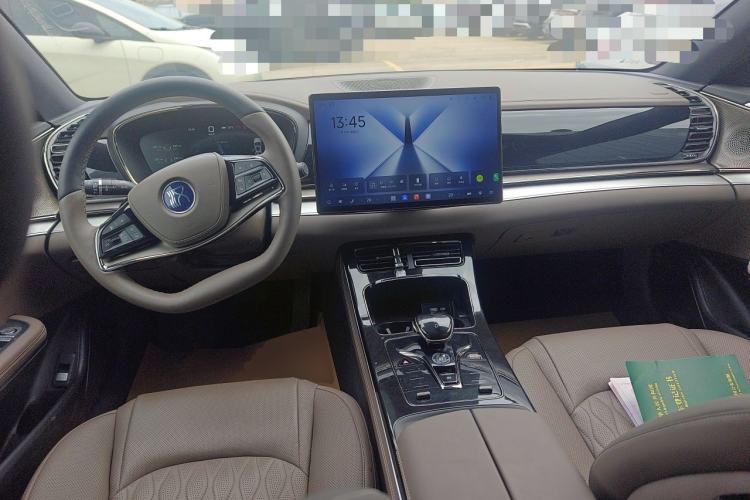 Used BYD Han 2025 DM-i Intelligent Driving Edition 125KM Prestige Model Center Console